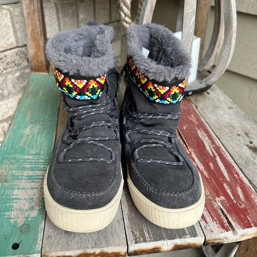 Tom’s Women’s 7 Ankle Boots.